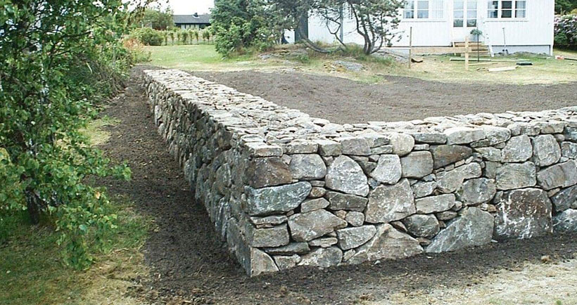 Building a Low-Cost Boulder Retaining Wall: Pro Tips Revealed